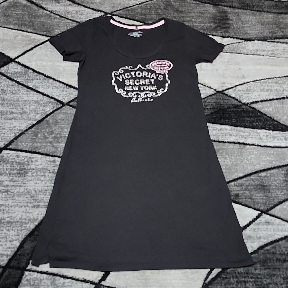 VINTAGE VS SILVER SHINE VICTORIA SECRET NEW YORK BLACK LONG SLEEP TOP